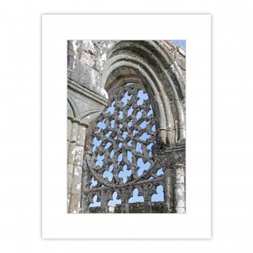Dentelle de pierre à la Chapelle de Languidou – Plovan – Finistère - Aujourd’hui la chapelle en ruines, elle n’en conserve pas moins son charme et surtout cette splendide rose au chevet, comme une dentelle de pierre