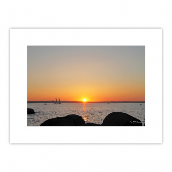Coucher de soleil sur la Baie de Concarneau, le vieux gréement Le Corentin rentre au port et va passer devant le soleil couchant