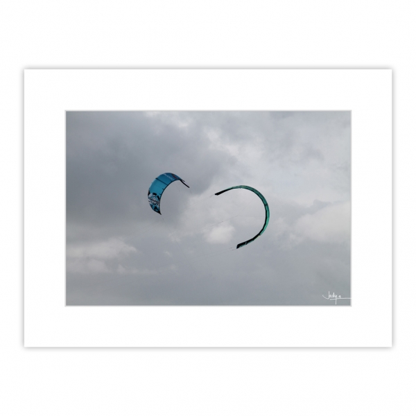 Balai de kitesurf à Fort Bloqué, lorsque le vent est bien portant, la plage de Plœmeur devient une fête à l’honneur d’Éole.