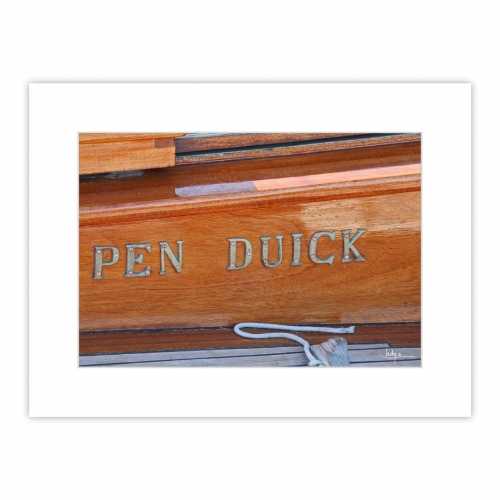 Détail – Le Pen Duick, nom du premier bateau d’Éric Tabarly, un cotre à corne