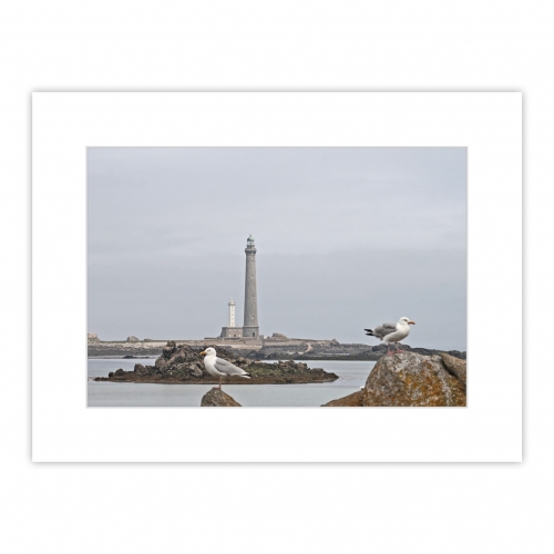 Phare de l’Île Vierge, d’une hauteur de 82,5 m, il est le plus haut phare d’Europe et le plus haut phare du monde en pierre de taille. Il balaie tout le nord du Finistère à 52 km à la ronde.