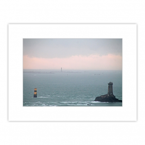 Le phare de la Vieille, la tourelle plate, sécurisant le raz de sein. A l’horizon, l’Île de Sein et son Grand Phare. Photo prise de la Pointe du Raz en Finistère