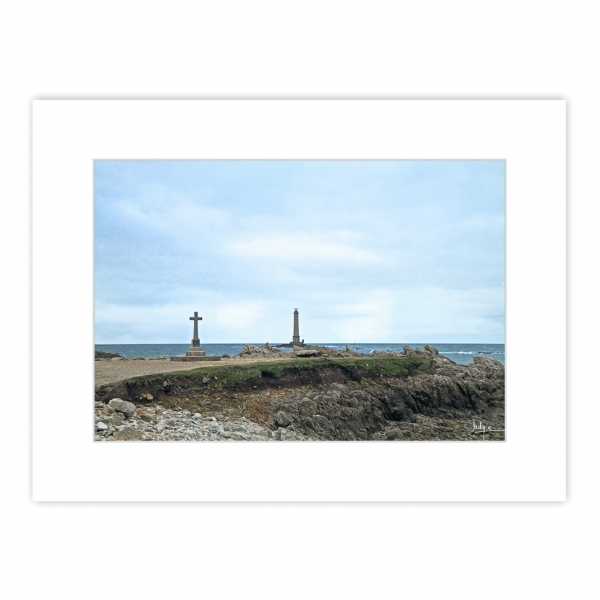 Le phare de la Hague, ou phare de Goury, s’élève à 800 mètres au large du cap de la Hague (Manche), sur le rocher dit « le Gros du Raz »
