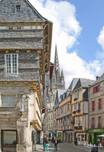 Quimper, déambulation dans la vieille ville, rue Kéréon, vue sur les flèches de la Cathédrale St-Corentin derrière les façades à pans de bois