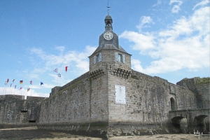 Le beffroi de la forteresse médiévale à marée basse, L'entrée de la Ville Close de Concarneau