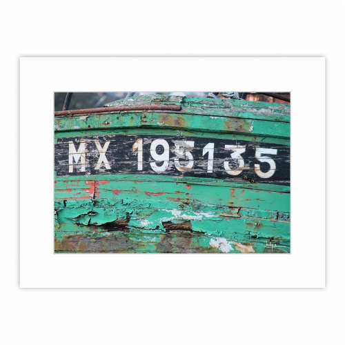 détail d'un chalutier en bois dans un cimetière de bateaux à Camaret sur Mer, intitulé du navire, MX 195135