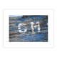 détail d'un chalutier en bois dans un cimetière de bateaux à Camaret sur Mer, deux lettres sur coque bleue, CM