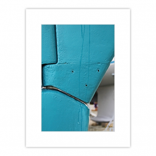 Détail coloré du gouvernail d'un voilier en maintenance peinture - Safran bleu